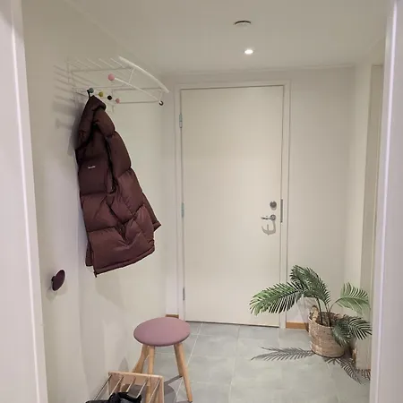 Modern Close To The Airport 아파트